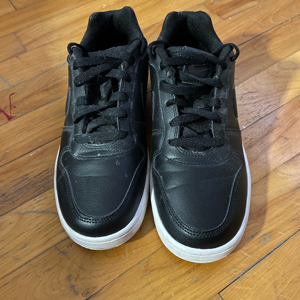 Nike - Picture 2 of 4